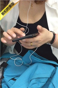 【醉爱作品】顾着玩手机的丰满女子[483M/MOV]