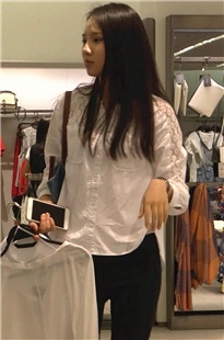 黑色紧身裤大长腿美女挑选衣服[169M/MP4]