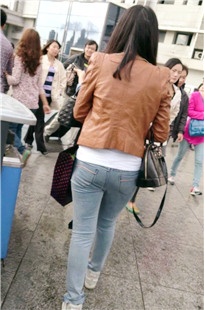 咖啡色皮衣牛仔裤小妹[94.7M/MP4]