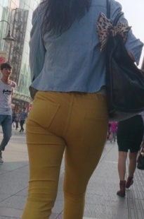 穿着紧身长裤MM三角地带很紧绷啊[153M/MP4]