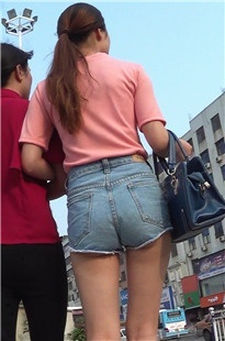 高跟长腿牛仔热裤美眉身材好[340M/MTS]