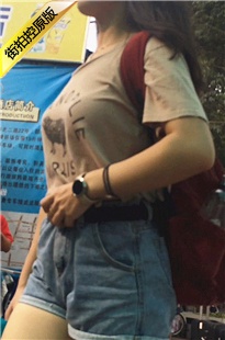 跟拍牛仔短裤美眉诱人挺拔双胸[133M/MOV]