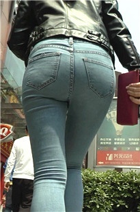 皮衣牛仔裤美眉[432M/MP4]