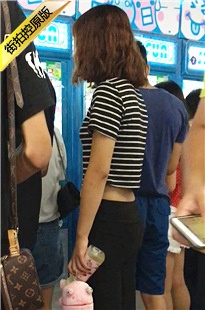 商场黑色紧身裤圆润翘臀美眉[636M/MOV]