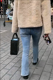 逛街的喇叭牛仔裤小姐姐KL179[809M]