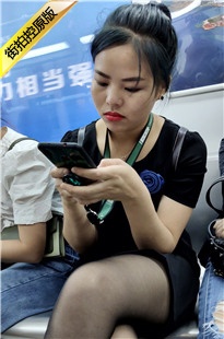 4K-地铁上的极品黑丝美女[926M/MP4]