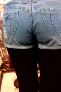 在超市超距离拍摄黑丝热裤紧臀[74.1M/3GP]