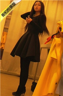 超极品高跟美女服装店多次换装[354M/AVI]