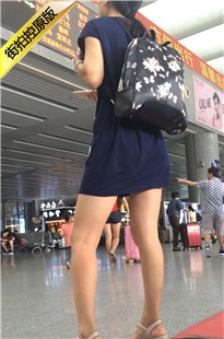 车站等车的蓝色休闲宽松连衣裙美眉[414M/MOV]