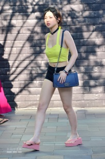 黄色吊带漏肚脐装的人字拖MT女孩【11P】