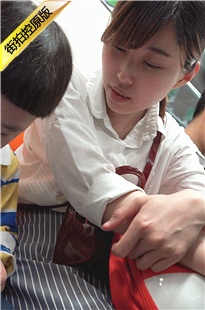 4K-白衣街拍肉丝辣妈[1.19G/MP4]