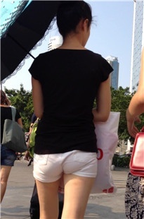 白色热裤小妹，都勒进沟里了[215M/MOV]