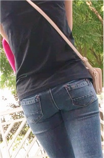 年轻小妹在拍照，我在拍你[165M/MP4]