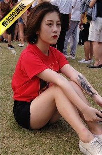 4K-草坪上的红衣黑色街拍热裤美眉[349M/MP4]