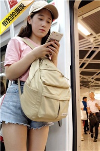 4K-地铁上的牛仔热裤可爱美眉[1G/MP4]