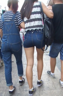 深色热裤紧臀美眉和闺蜜男朋友三人行[235M/MP4]