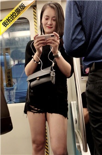 4K-地铁上长腿极品小姐姐[534M/MP4]