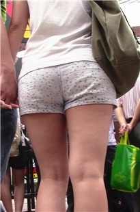 热裤MM震臀的样子好可爱[138M/MTS]