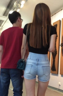 和男朋友看展览的高腰热裤美女[218M/MOV]