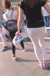 吃鱿鱼的白裤美眉[351M/MP4]