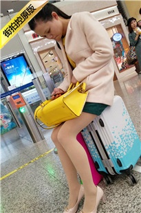 4K-高铁站绿色包臀短裙肉丝高跟极品长腿女子[1.17G/MP4]