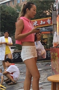 【带子狼原创作品】超紧超小白色热裤小妹[MP4/4GB]