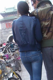 蓝色牛仔裤宽臀美眉[347M/MP4]