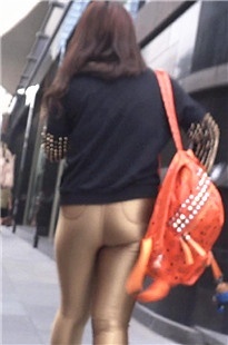 金色紧臀贴身皮裤美女，拥有丰满圆臀[285M/MP4]