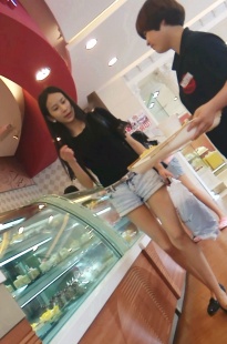 面包店身材超好的极品美女[312M/MP4]