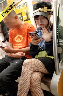 4K-地铁上的网袜美女[939M/MP4]