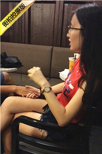 蓝色牛仔热裤饱满圆润翘臀眼镜妹子[380M/AVI]