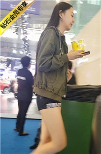 追拍超短皮质热裤街拍美女[353M/MP4]