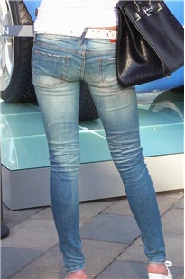 街拍紧身牛仔裤美臀[469M/MP4]