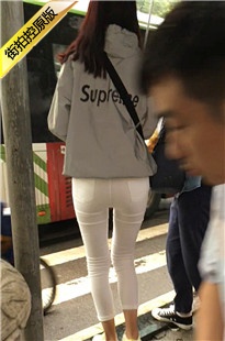 街拍白色紧身裤紧臀MM [1.03G/MOV]