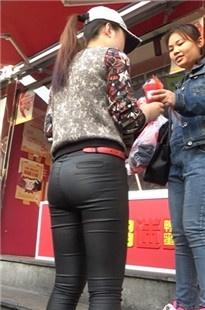 【街拍之魂最新作品】紧身黑皮裤[MP4/3GB]