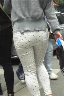丰满的斑点白色紧身裤美眉[195M/MP4]