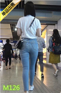 4K-地铁站蓝色紧身牛仔裤美女M126[691M]