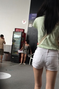 白色热裤妹纸在看衣服[123M/MOV]