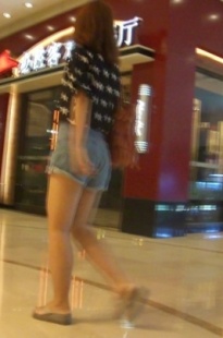 年轻热裤妹纸一个人逛街[159M/MTS]