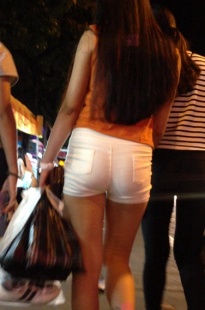 夜拍白热裤包臀美眉[196M/MOV]