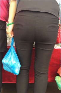 打底黑裤紧臀妹子[424M/MOV]