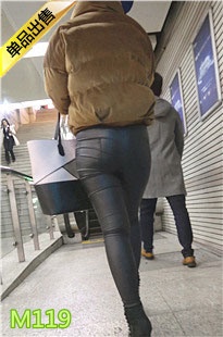 4K-三个黑色紧绷皮裤高跟翘臀美眉M119[915M]