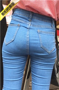 极品蓝色紧身牛仔裤圆润翘臀美眉[944M/MOV]