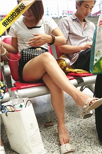 4K-街拍深色牛仔热裤MT白色凉鞋MM[420M/MP4]