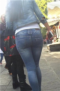 丰满大PG紧身牛仔裤肥臀美眉有肉感的还是很吸引人[288M]