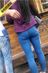 蓝色紧身牛仔裤美眉当街秀恩爱[390M/MP4]