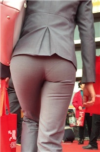 展会上的丰臀银色套装OL [424M/MP4]