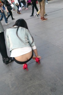 性感红高闷sao眼镜妹貌似没穿内内，沟沟都漏出来了[285M/MP4]