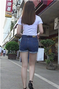 牛仔热裤美女走得急[376M/MP4]