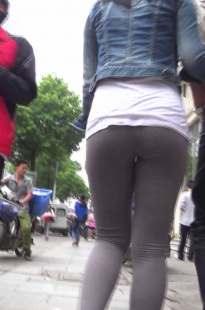 大PG美眉的呢绒紧身裤[187M/MTS]